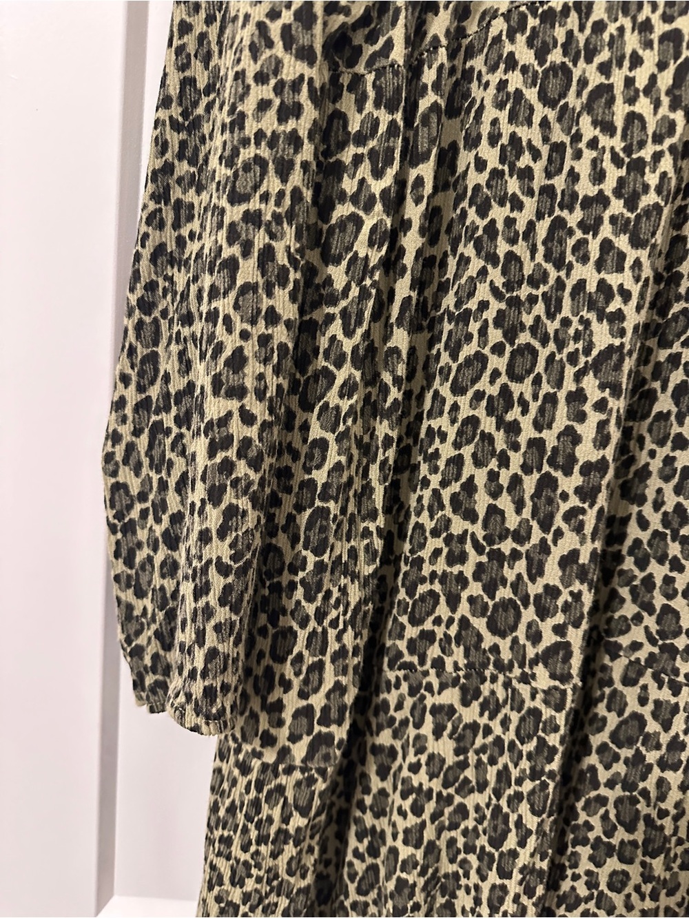 Pistache Green Leopard Print V-neck Flowy Dress Size Large Women’s - Picture 11 of 15